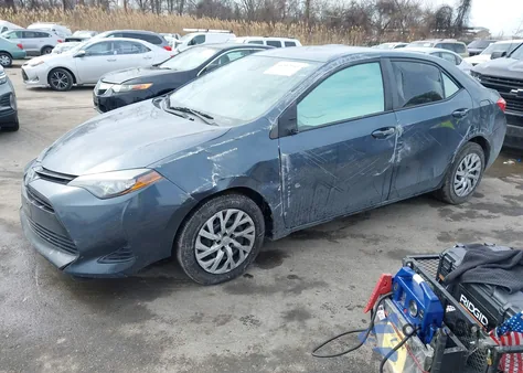 2017 Toyota Corolla Le z USA, uszkodzony, nr VIN 2T1BURHE0HC819061